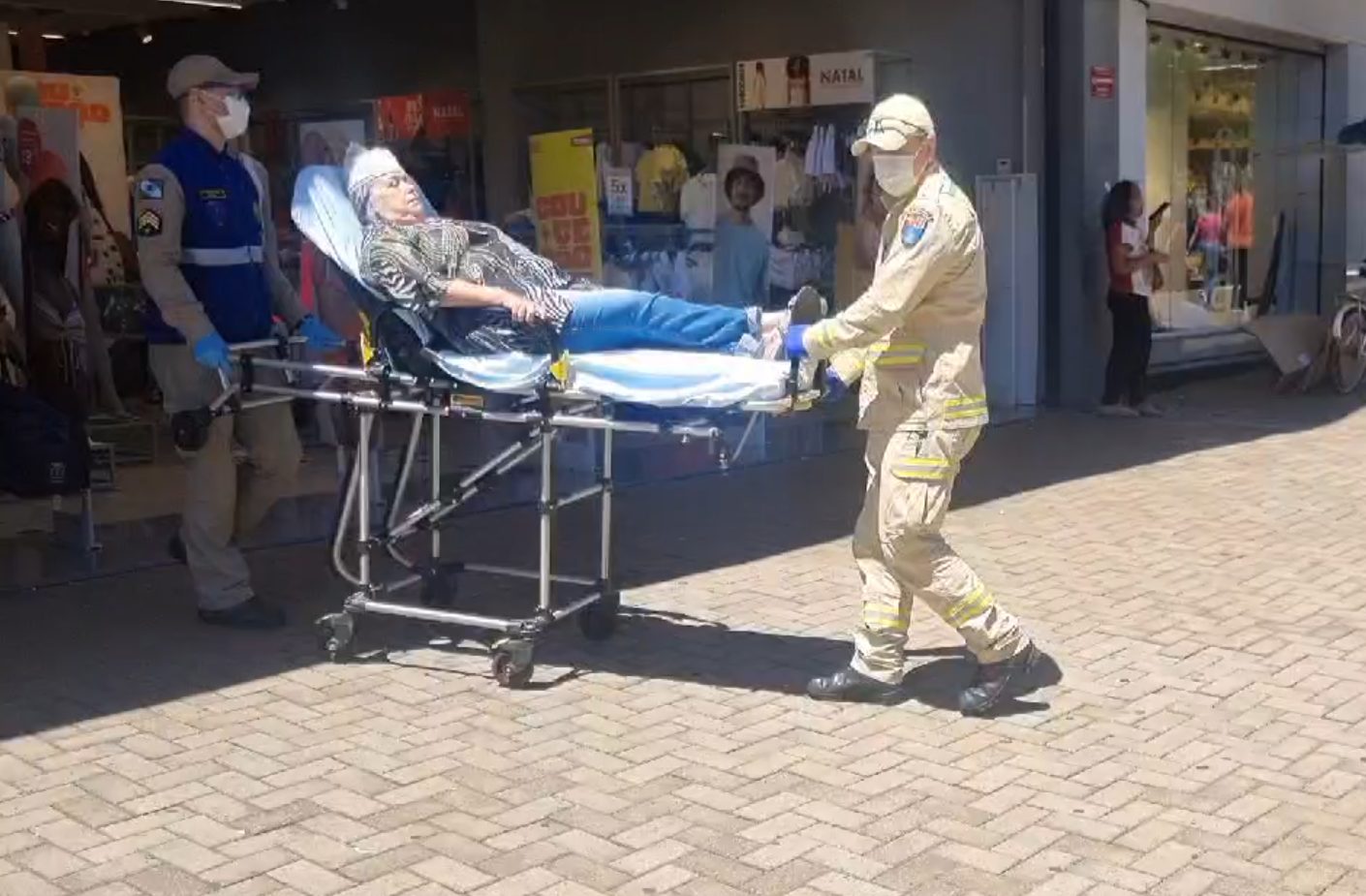 Mulher prende chinelo em escada rolante, cai e tem lesão na cabeça Mulher prende chinelo em escada rolante, cai e tem lesão na cabeça