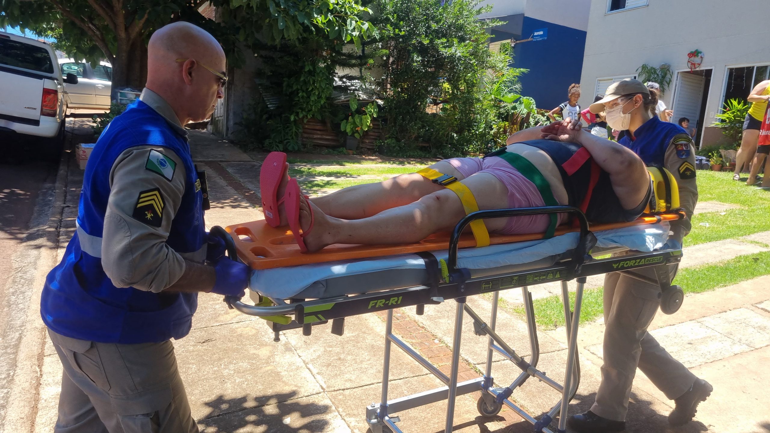 Mulher de 58 anos sofre queda de escada e é socorrida no Riviera Mulher de 58 anos sofre queda de escada e é socorrida no Riviera
