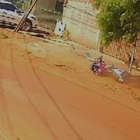 Imagem referente a Câmera registra momento em que motociclista sofre acidente no Cataratas