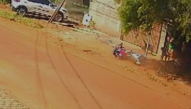 Imagem referente a Câmera registra momento em que motociclista sofre acidente no Cataratas