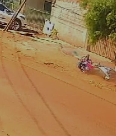 Imagem referente a Câmera registra momento em que motociclista sofre acidente no Cataratas