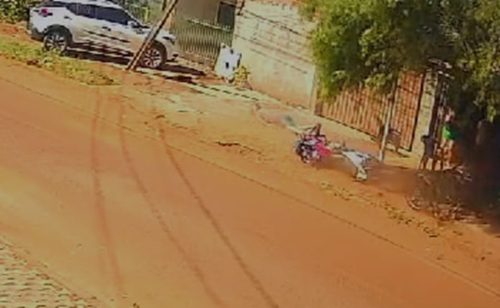 Imagem referente a Câmera registra momento em que motociclista sofre acidente no Cataratas