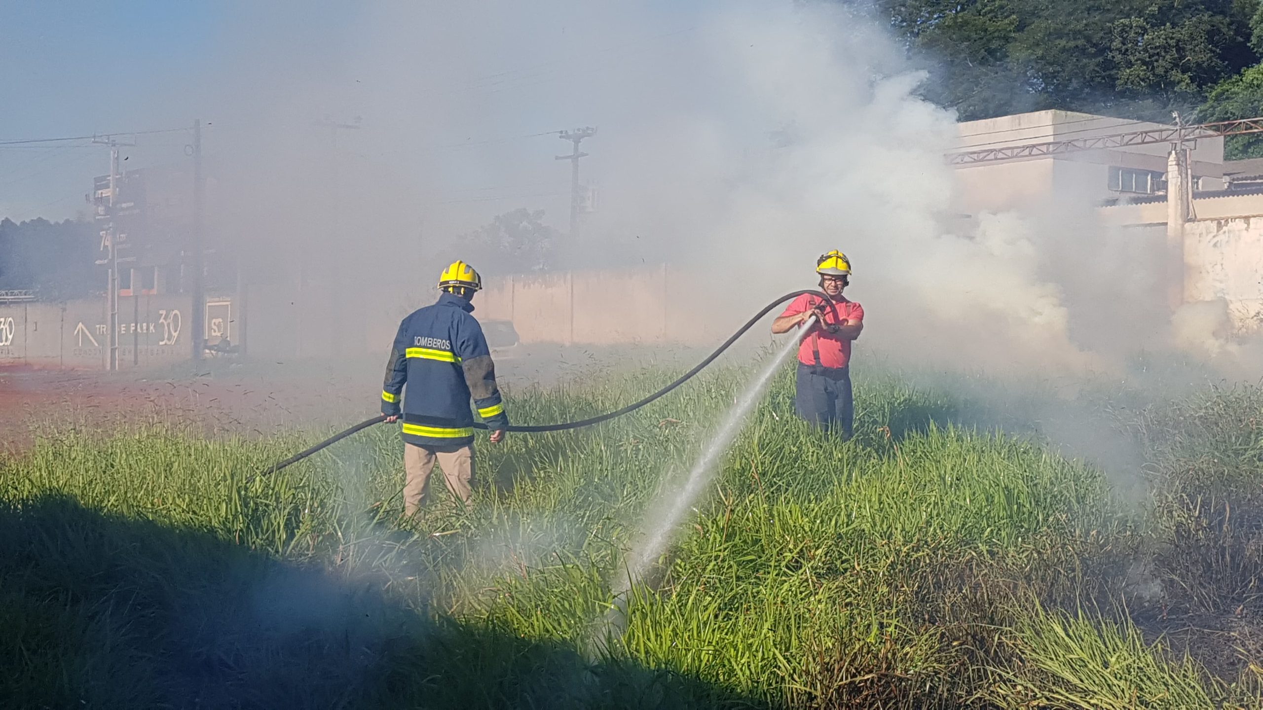 Fumaça de incêndio prejudica visibilidade na BR-369 e Bombeiros são mobilizados Fumaça de incêndio prejudica visibilidade na BR-369 e Bombeiros são mobilizados
