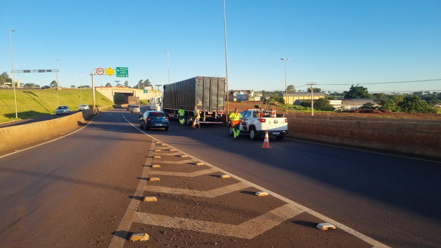 Caminhão parado no Trevo Cataratas gera transtorno no trânsito