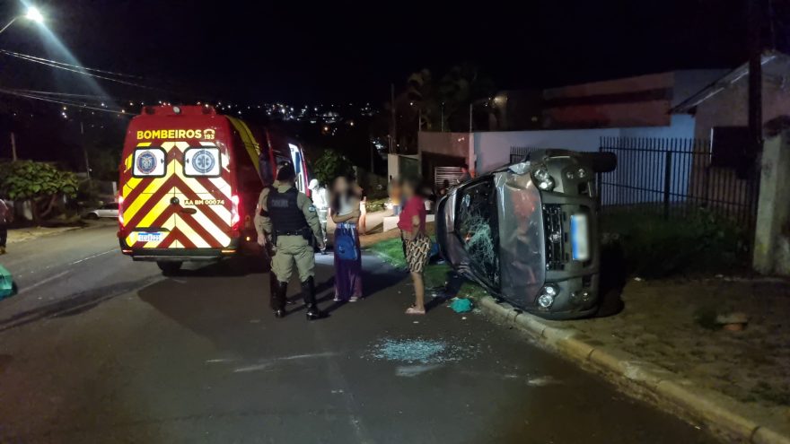 Motorista perde o controle da direção e capota veículo no Floresta