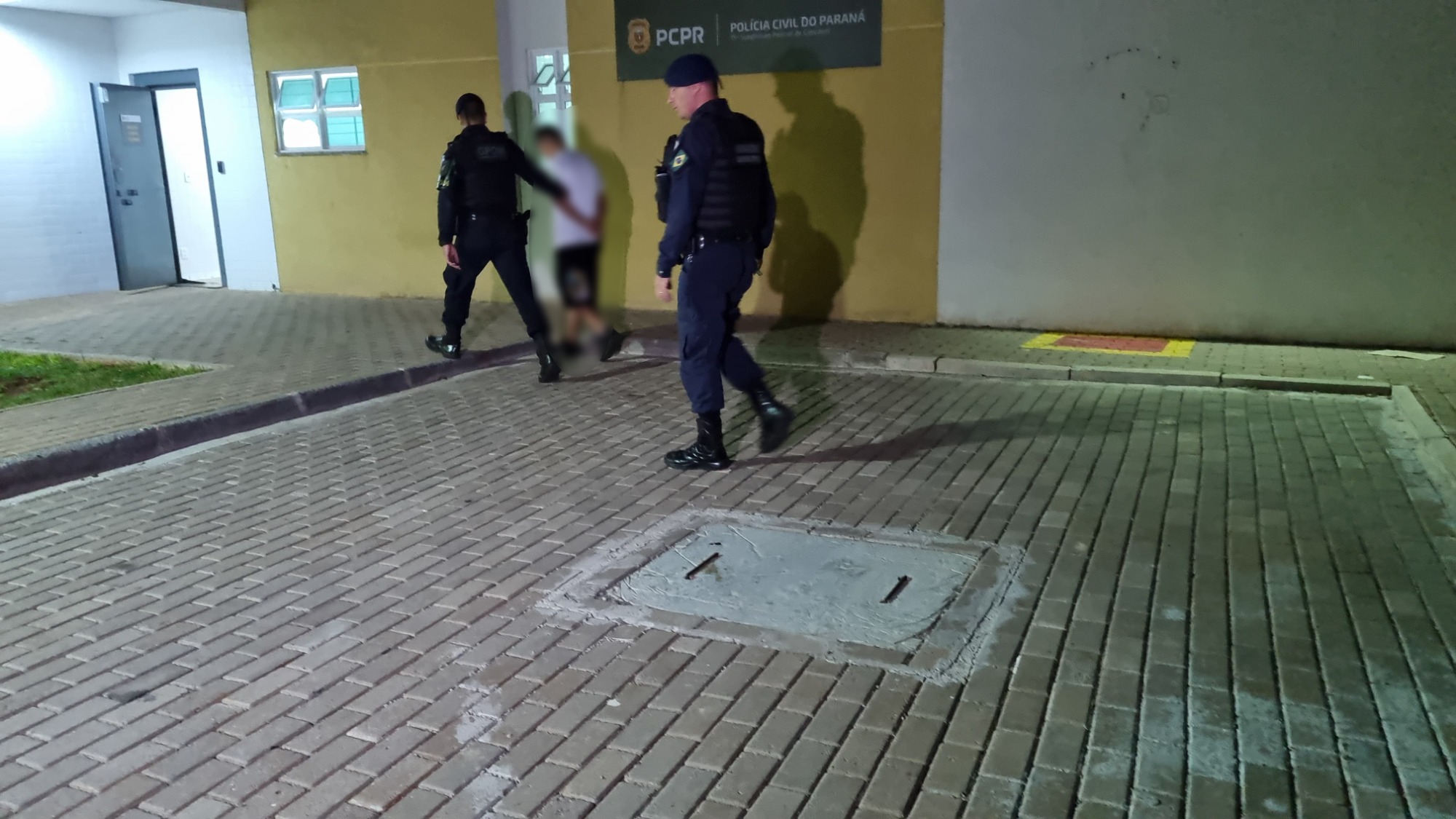 Adolescentes são surpreendidos pela GM enquanto vandalizavam letreiro no Terminal Oeste