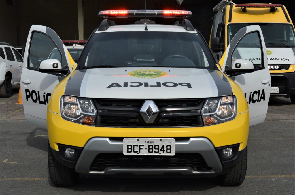Azarado: Caminhoneiro bate em viatura estacionada e é preso por não pagar pensão