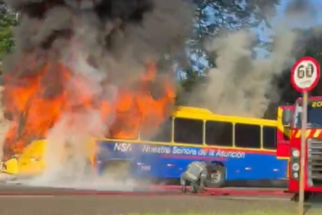 Ônibus com 20 passageiros pega fogo na Avenida das Cataratas em Foz do Iguaçu