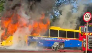 Imagem referente a Ônibus com 20 passageiros pega fogo na Avenida das Cataratas em Foz do Iguaçu