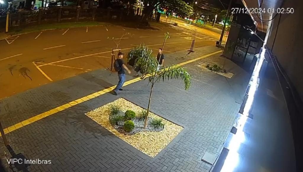 Vidraça de loja é quebrada por vândalos no centro de Palotina