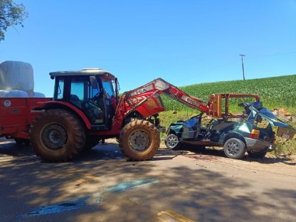 Imagem referente a Uno fica destruído após colisão com trator; condutor e gestante ficam feridos