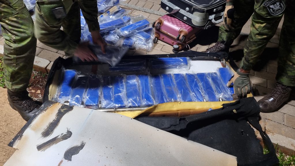Casal é preso transportando 110 kg de maconha escondidos em veículo na BR-277
