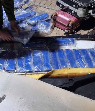 Imagem referente a Casal é preso transportando 110 kg de maconha escondidos em veículo na BR-277