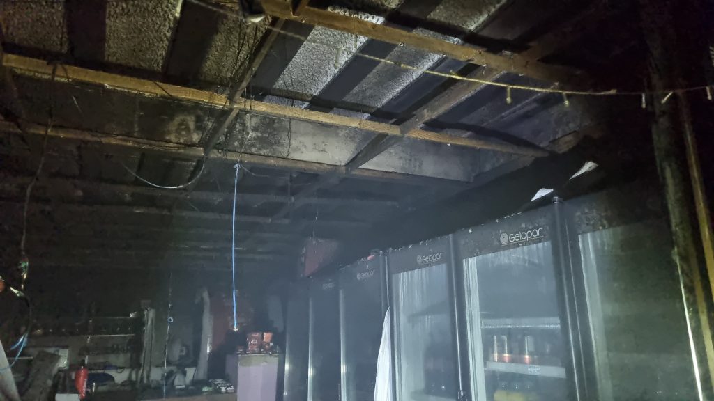 Conveniência é destruída por incêndio no bairro Cataratas