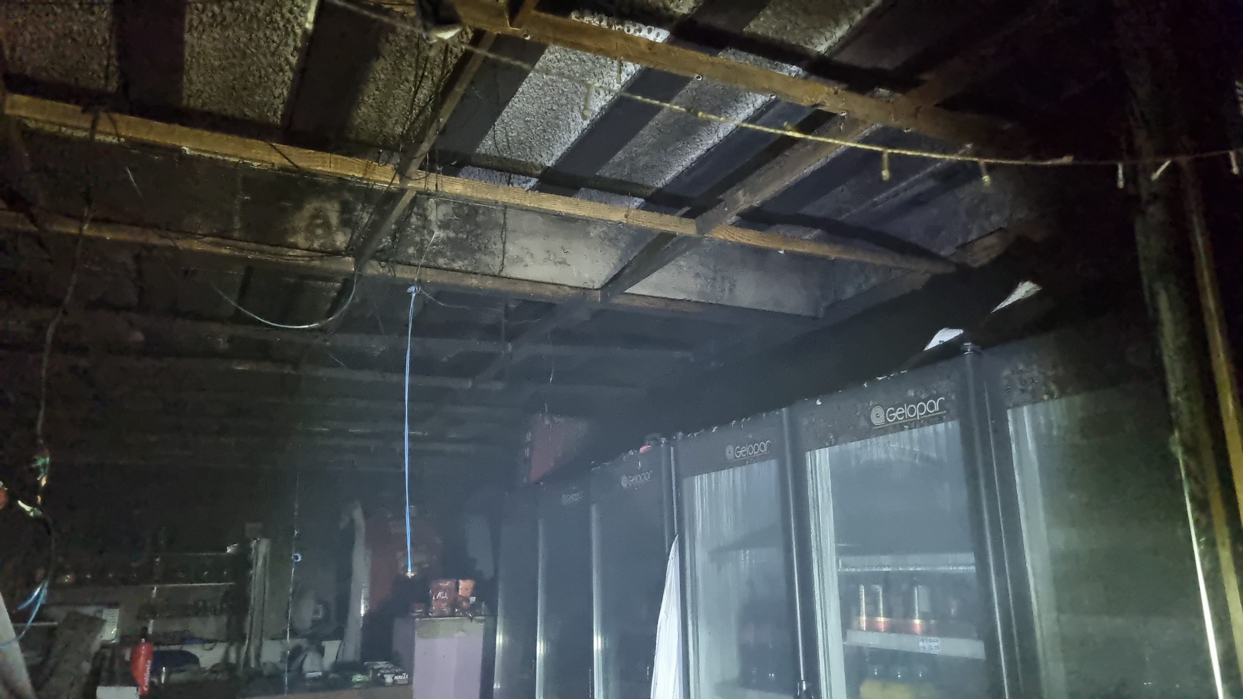 Conveniência é destruída por incêndio no bairro Cataratas
