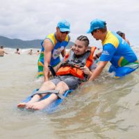 Imagem referente a Cadeiras anfíbias garantem acessibilidade ao mar no Litoral paranaense