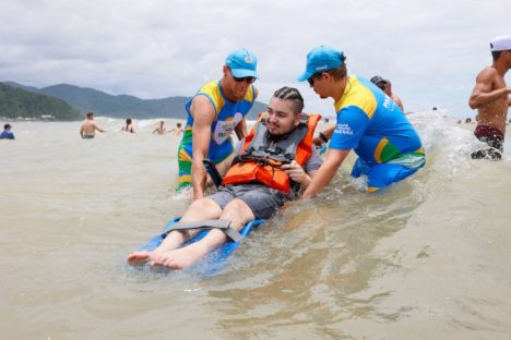 Imagem referente a Cadeiras anfíbias garantem acessibilidade ao mar no Litoral paranaense