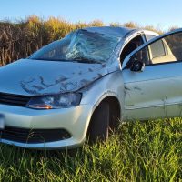 Imagem referente a Casal escapa ileso após Gol capotar na BR-163 em Cascavel