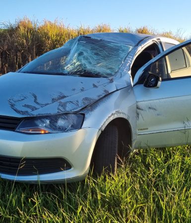 Imagem referente a Casal escapa ileso após Gol capotar na BR-163 em Cascavel