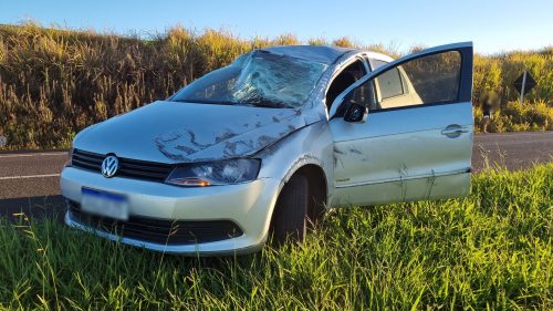 Imagem referente a Casal escapa ileso após Gol capotar na BR-163 em Cascavel