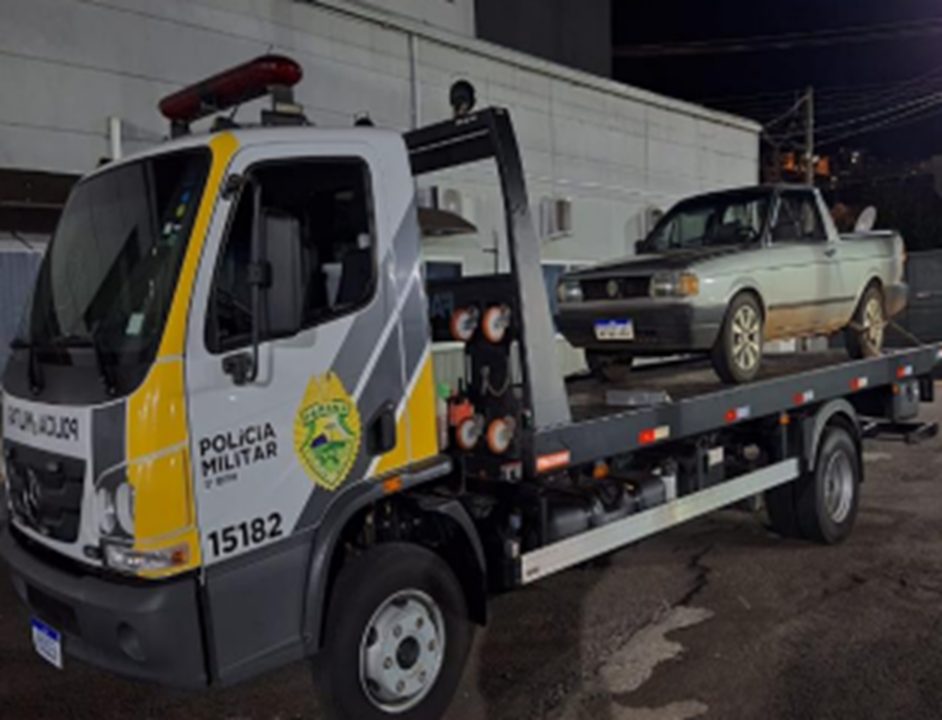 Polícia Militar recupera veículo furtado abandonado em via pública Polícia Militar recupera veículo furtado abandonado em via pública