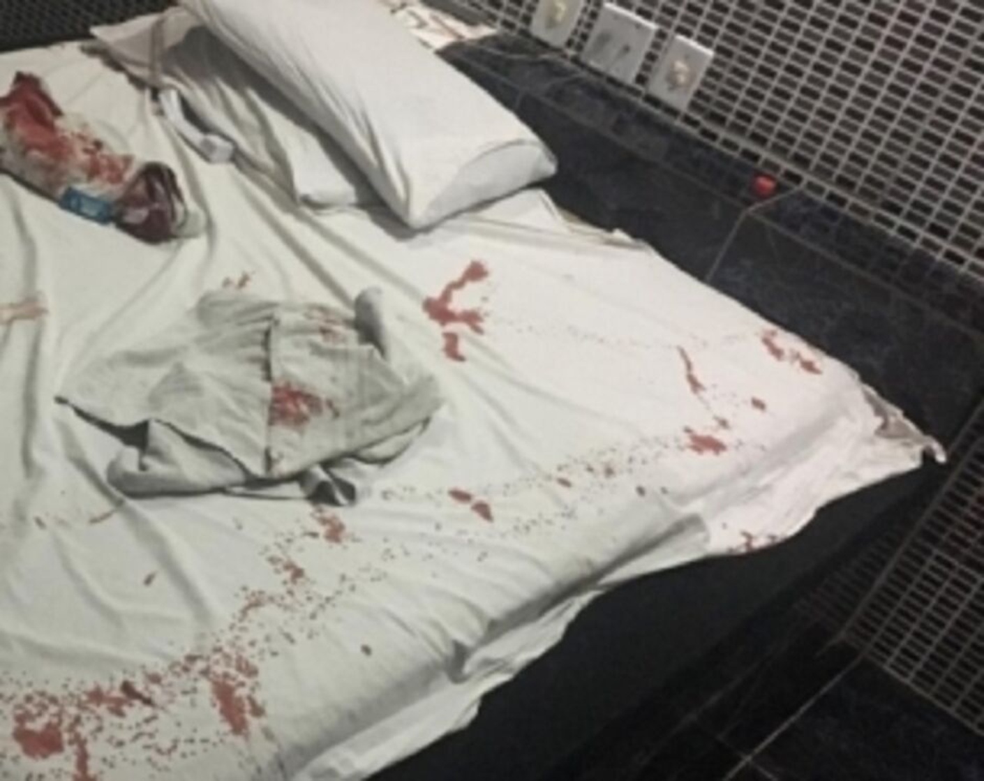Noite de sacanagem vira pesadelo: marido é esfaqueado e amante agredida em motel Noite de sacanagem vira pesadelo: marido é esfaqueado e amante agredida em motel