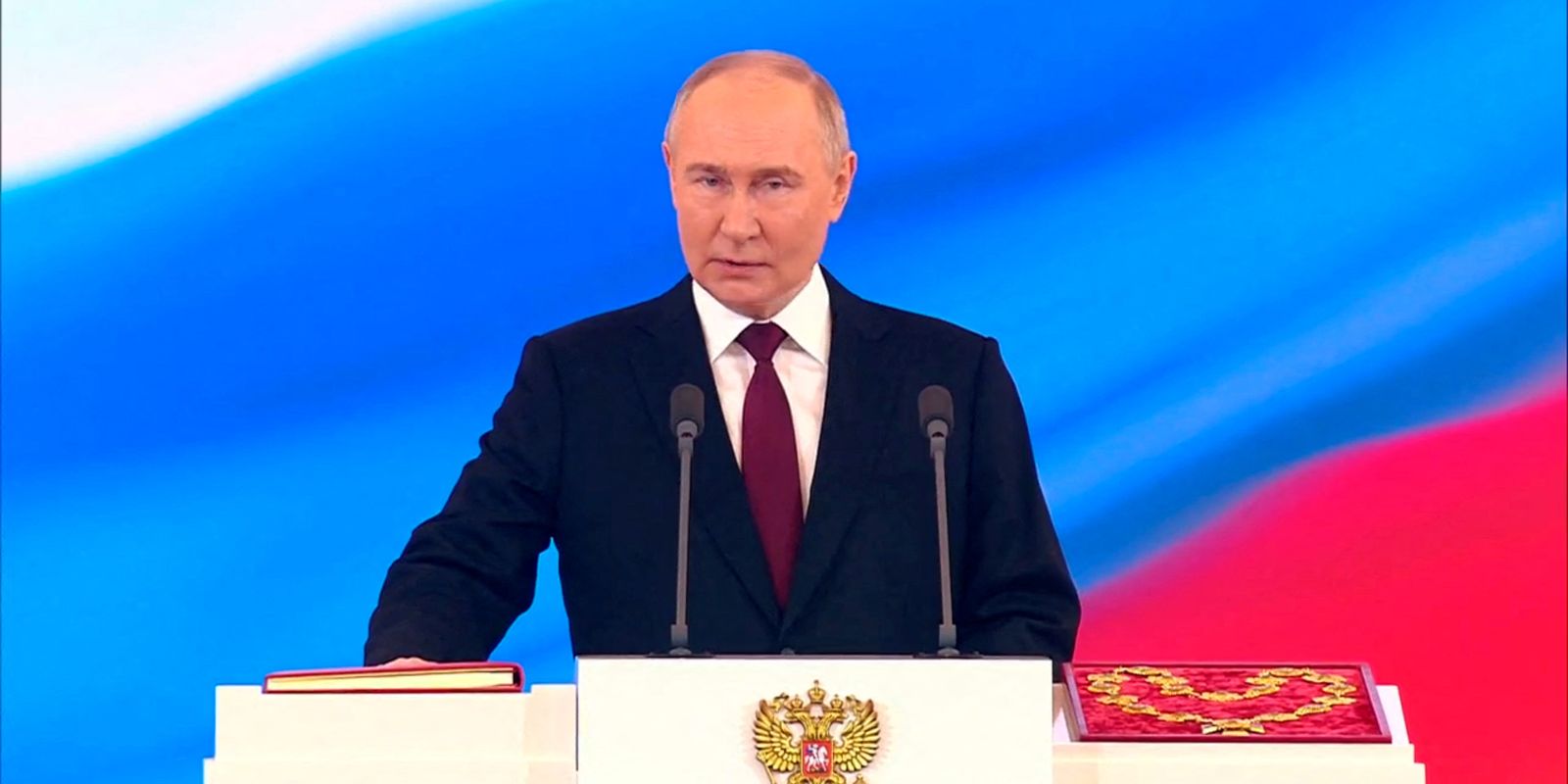 Putin pede desculpas por queda de avião da Azerbaijan Airlines Putin pede desculpas por queda de avião da Azerbaijan Airlines