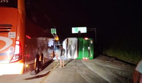 Imagem referente a Acidente com ônibus deixa 20 feridos e interdita BR-381 por seis horas