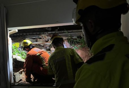 Imagem referente a Muro desaba, soterra cadela e família é forçada a abandonar residência