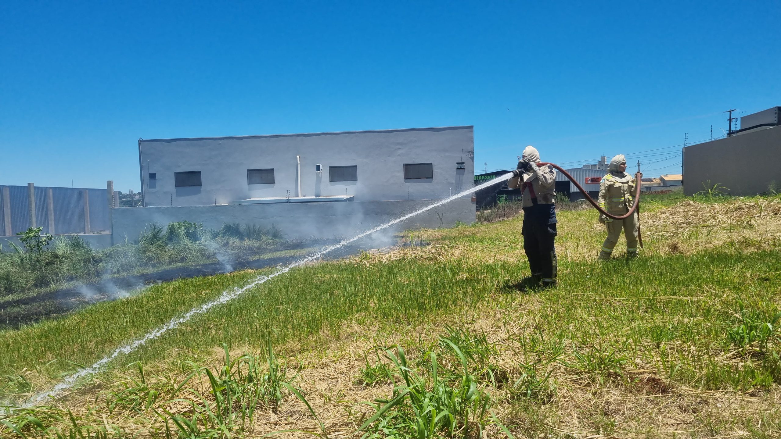 Bombeiros combatem incêndio em vegetação no Santo Inácio Bombeiros combatem incêndio em vegetação no Santo Inácio