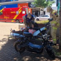 Imagem referente a Mulher fica ferida ao cair com motocicleta elétrica na Avenida Brasil