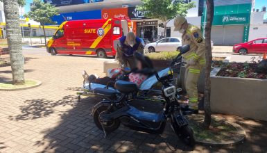 Imagem referente a Mulher fica ferida ao cair com motocicleta elétrica na Avenida Brasil