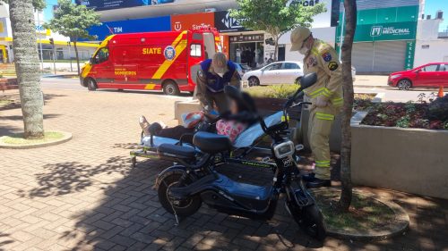 Imagem referente a Mulher fica ferida ao cair com motocicleta elétrica na Avenida Brasil