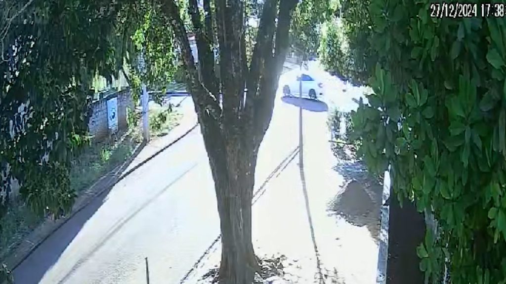 Câmera flagra acidente no Bairro Claudete; moradores pedem melhor sinalização
