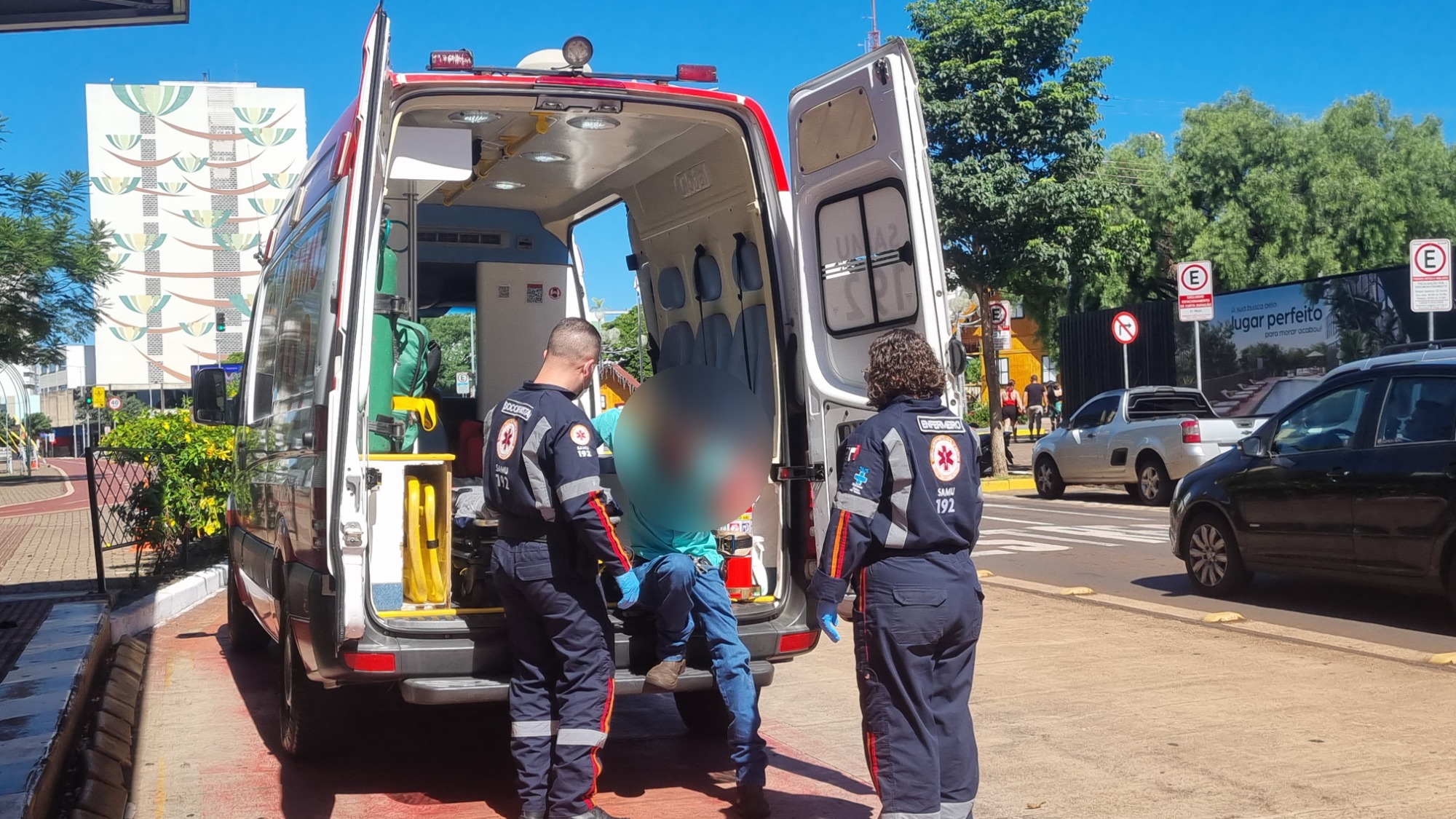 Homem em surto mobiliza equipe do Samu na Avenida Brasil Homem em surto mobiliza equipe do Samu na Avenida Brasil