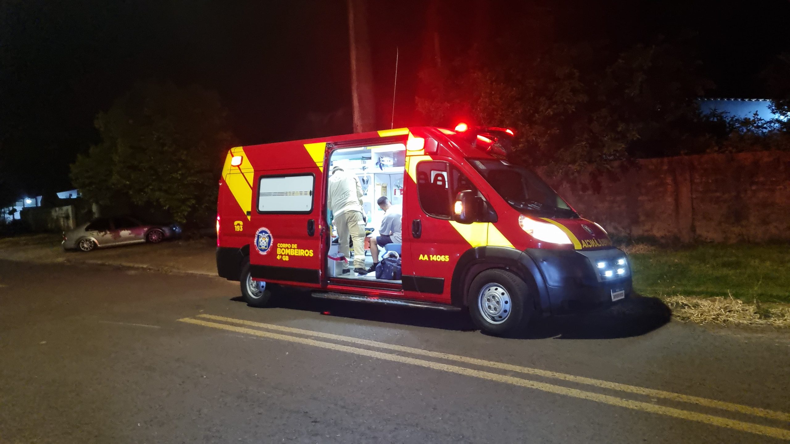 Homens ficam feridos após caírem de motocicleta no Bairro Santa Felicidade