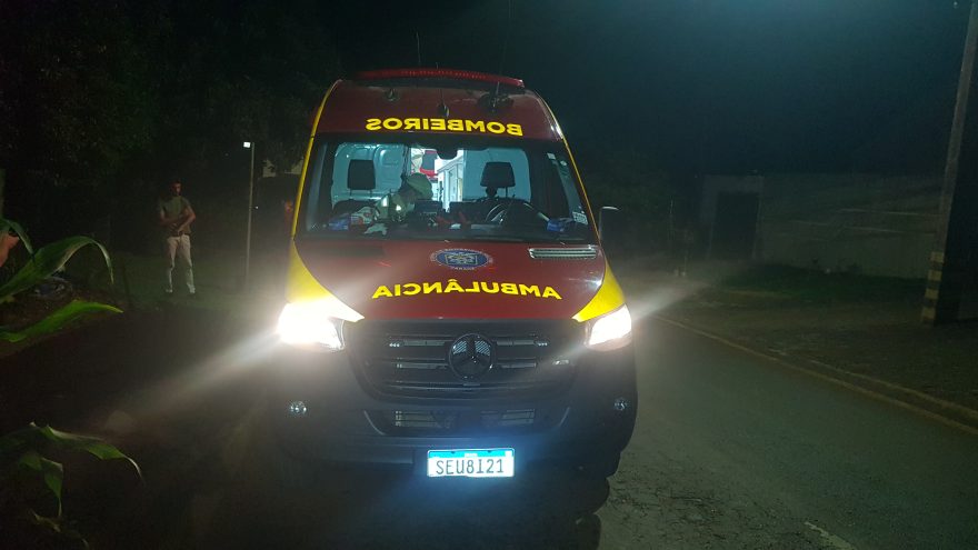 Menino de 3 anos cai de cama e fratura o braço