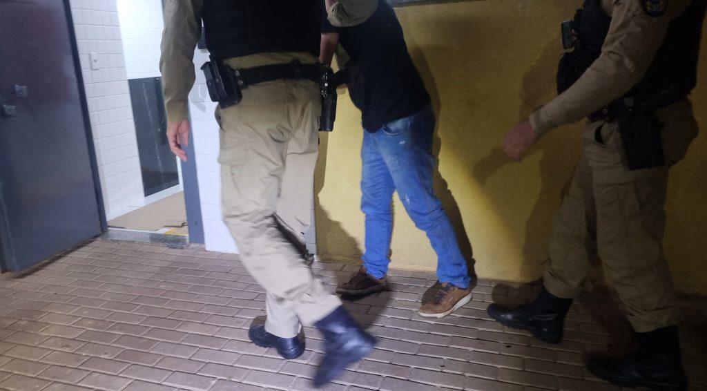 Homem é detido após agredir a própria mãe no Cascavel Velho