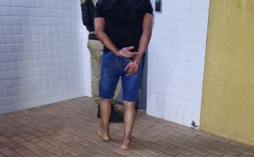 Imagem referente a Homem termina preso e agredido após perseguir mulher que adquiriu seu antigo imóvel via leilão