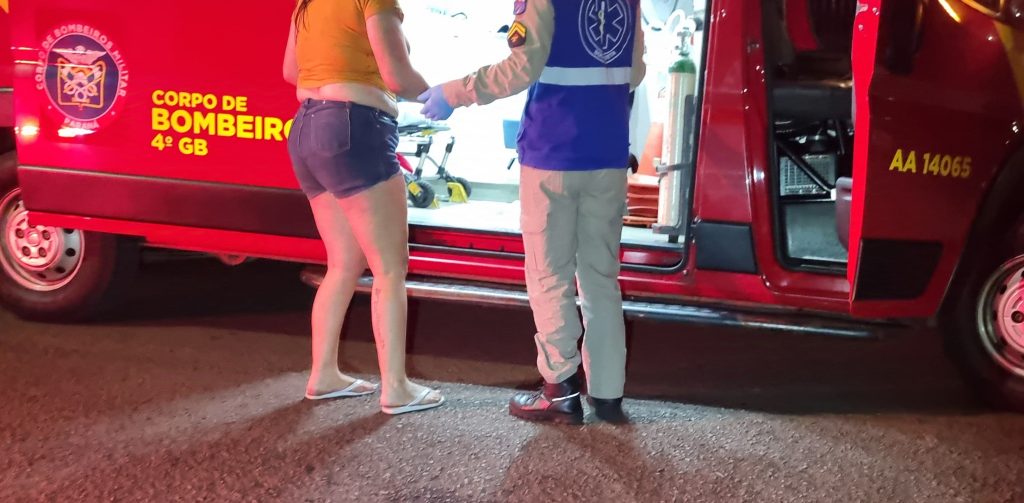 Após briga com marido, casa pega fogo e mulher se corta em vidro ao pedir socorro, no Santa Cruz Após briga com marido, casa pega fogo e mulher se corta em vidro ao pedir socorro, no Santa Cruz