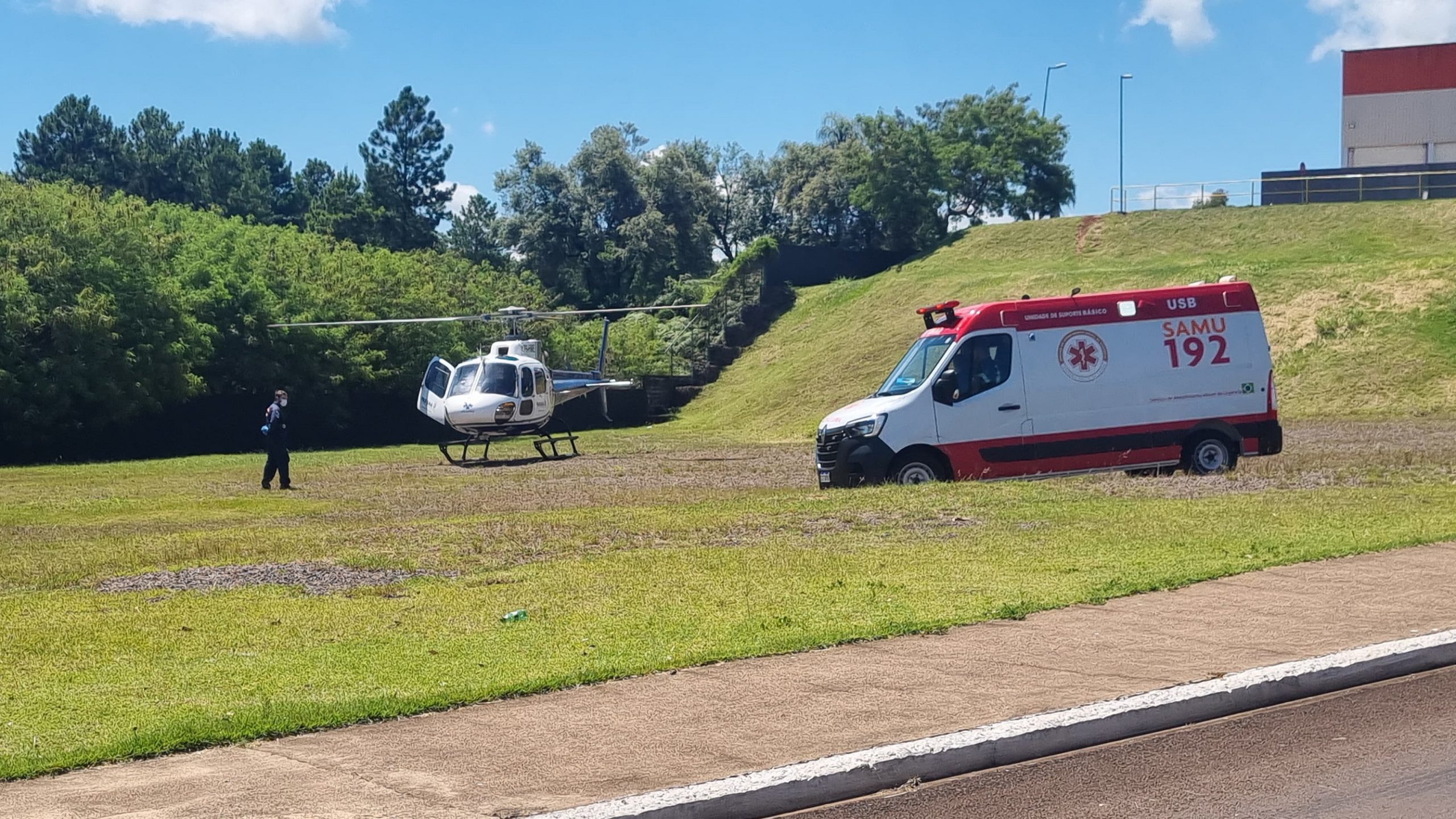 Casal fica ferido e aeromédico é acionado após acidente na BR-277, nas proximidades de Céu Azul