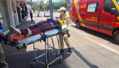 Imagem referente a Mulher é socorrida após escorregar em escadaria na Avenida Brasil