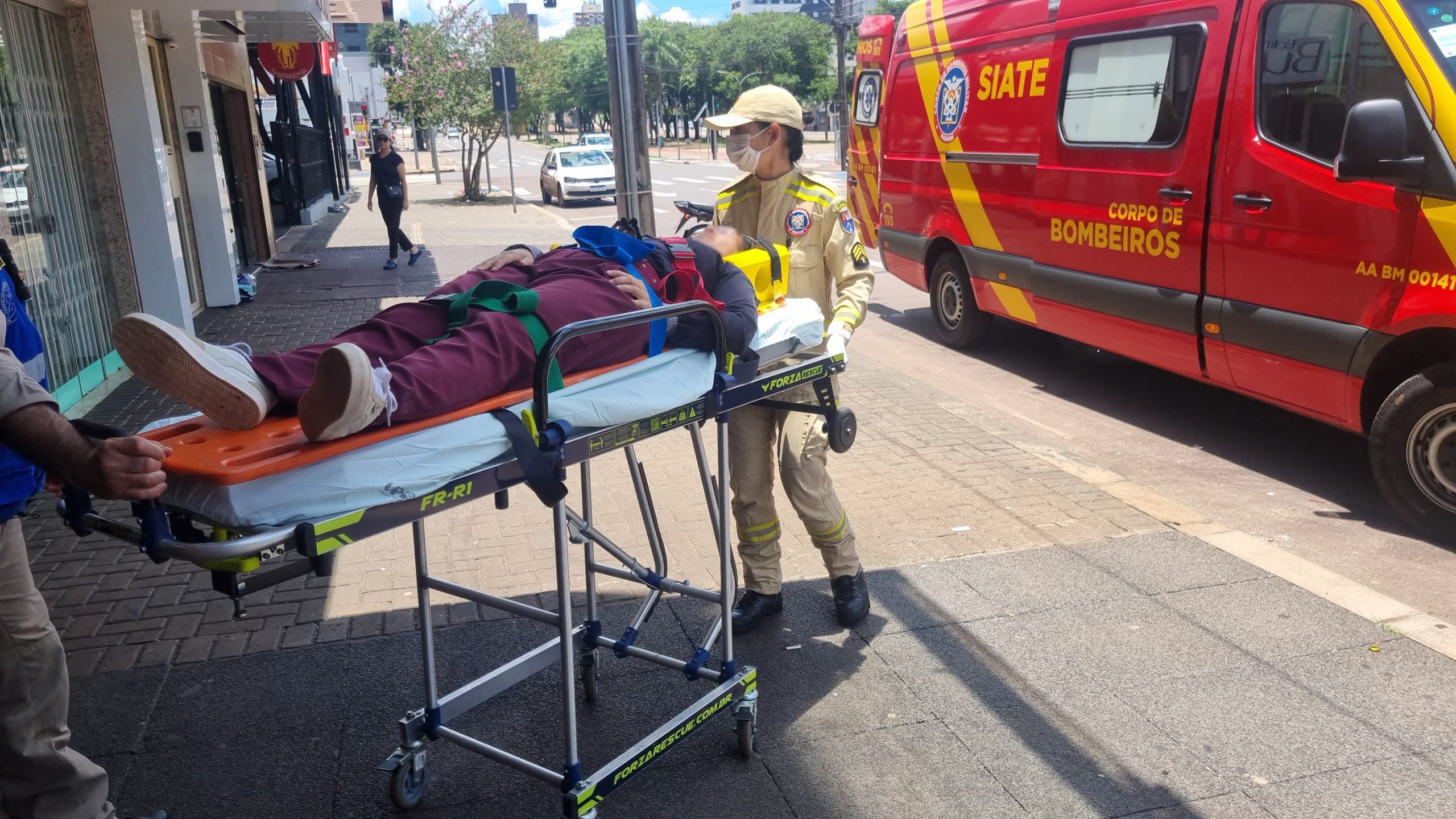 Mulher é socorrida após escorregar em escadaria na Avenida Brasil Mulher é socorrida após escorregar em escadaria na Avenida Brasil