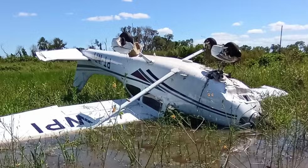 Avião cai no Pantanal e três pessoas são resgatadas com vida no Mato Grosso do Sul Avião cai no Pantanal e três pessoas são resgatadas com vida no Mato Grosso do Sul