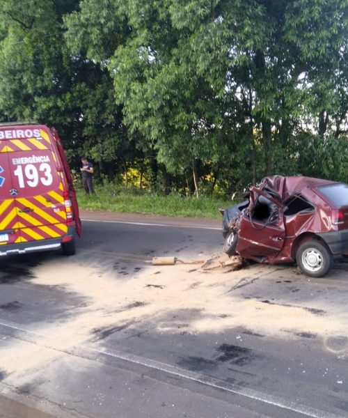 Imagem referente a Acidente fatal envolve carro e caminhão e deixa três mortos em Quilombo