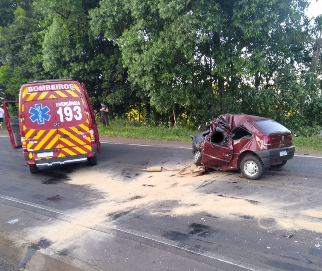 Acidente fatal envolve carro e caminhão e deixa três mortos em Quilombo Acidente fatal envolve carro e caminhão e deixa três mortos em Quilombo