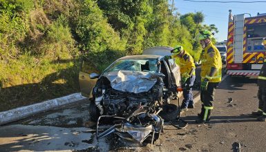 Imagem referente a Tragédia na BR-282: Colisão frontal resulta em morte e múltiplos feridos