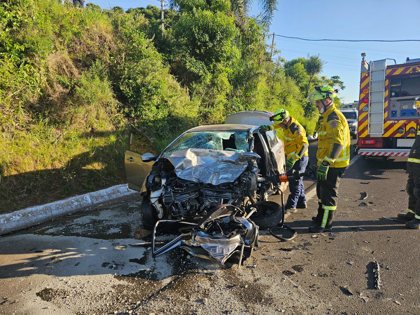 Tragédia na BR-282: Colisão frontal resulta em morte e múltiplos feridos Tragédia na BR-282: Colisão frontal resulta em morte e múltiplos feridos