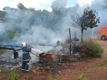 Incêndio consome residência em área rural e deixa família desamparada Imagem referente a Incêndio consome residência em área rural e deixa família desamparada
