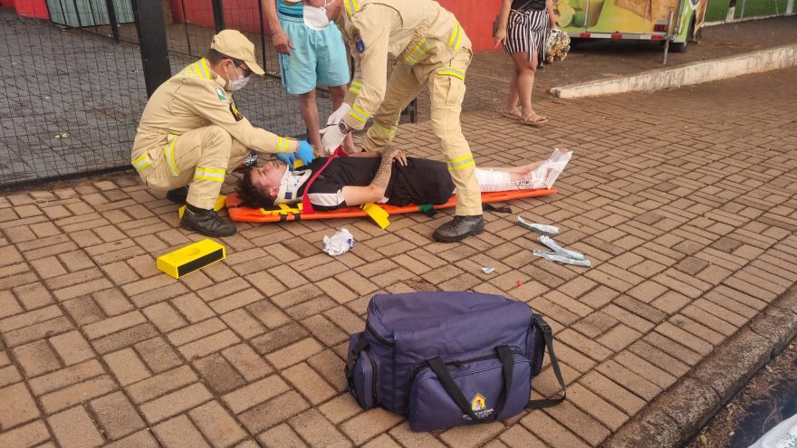 Jovem fica ferido após colisão entre carro e moto no Jardim Clarito